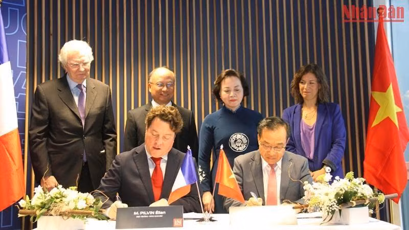 Bộ trưởng Phạm Thị Thanh Trà chứng kiến Tổng Giám đốc Trường Quản trị Normandie, ông Élian Pilvin và TS. Nguyễn Đăng Quế, Phó Giám đốc Điều hành Học viện Hành chính Quốc gia ký kết Thỏa thuận hợp tác. (Ảnh: Khải Hoàn) Bộ trưởng Phạm Thị Thanh Trà chứng kiến Tổng Giám đốc Trường Quản trị Normandie, ông Élian Pilvin và TS. Nguyễn Đăng Quế, Phó Giám đốc Điều hành Học viện Hành chính Quốc gia ký kết Thỏa thuận hợp tác. (Ảnh: Khải Hoàn)