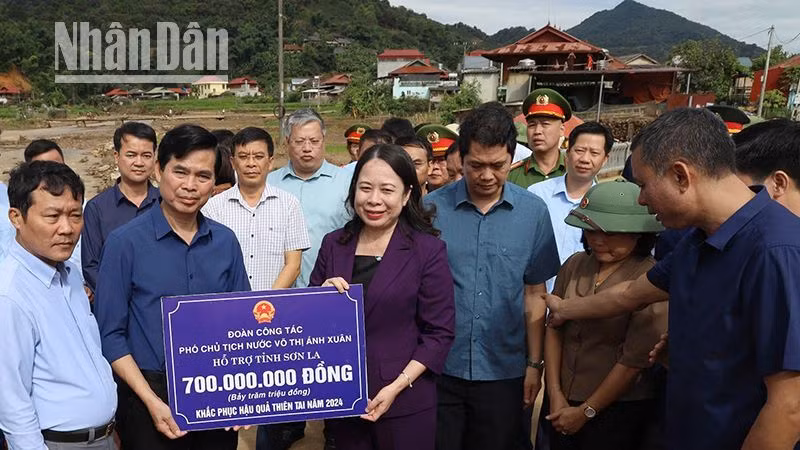 Phó Chủ tịch nước Võ Thị Ánh Xuân thăm, tặng quà người dân vùng lũ Sơn La ảnh 6 Phó Chủ tịch nước Võ Thị Ánh Xuân thăm, tặng quà người dân vùng lũ Sơn La ảnh 6