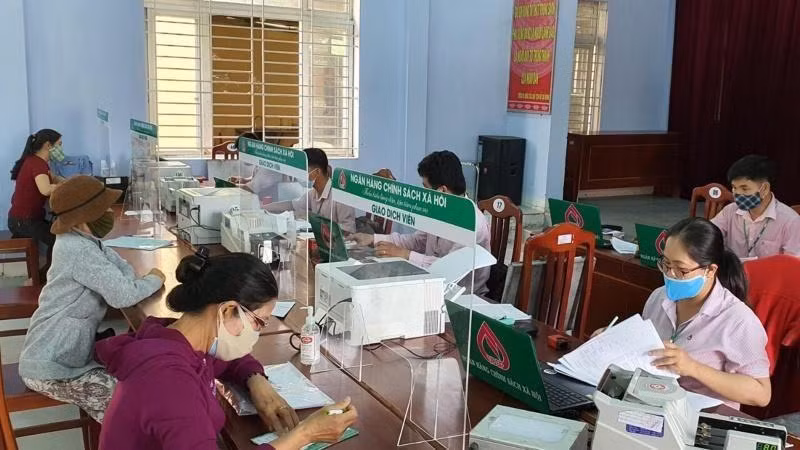 Chi nhánh Ngân hàng Chính sách xã hội tỉnh Ninh Thuận giao dịch với khách hàng đến làm thủ tục vay vốn tại đơn vị. Chi nhánh Ngân hàng Chính sách xã hội tỉnh Ninh Thuận giao dịch với khách hàng đến làm thủ tục vay vốn tại đơn vị.