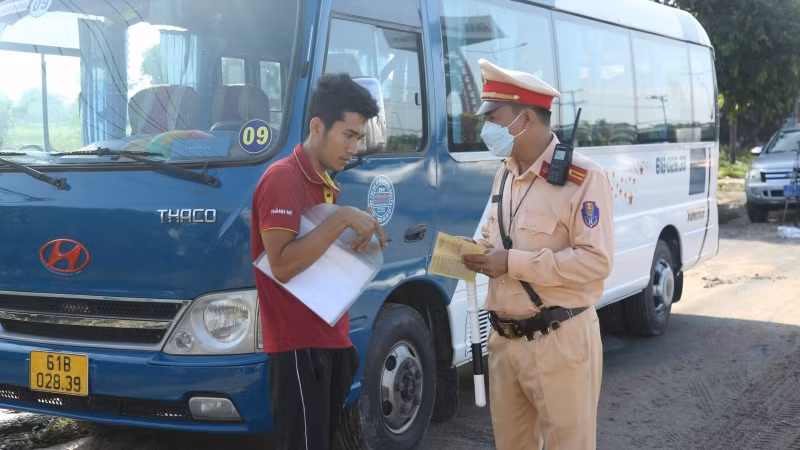 Lực lượng chức năng kiểm tra ô-tô vận tải hành khách trên các tuyến đường thuộc địa bàn tỉnh.