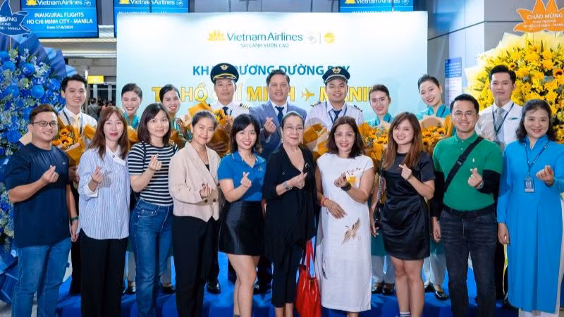 Hành khách chụp ảnh cùng tổ bay. Hành khách chụp ảnh cùng tổ bay.