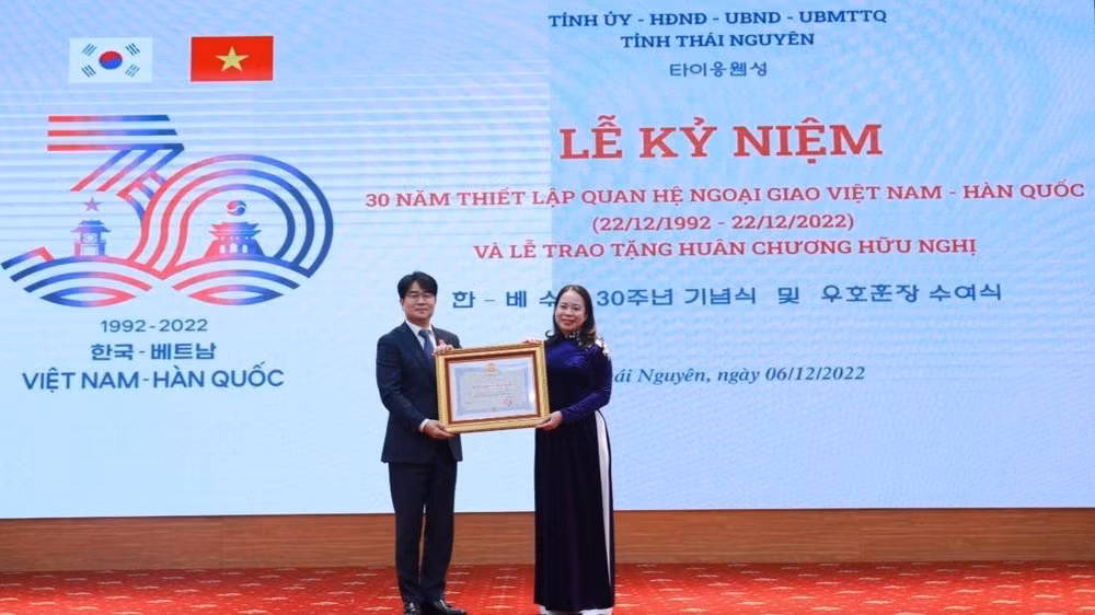 Phó Chủ tịch nước Võ Thị Ánh Xuân trao Huân chương Hữu nghị tặng ông Lee Byeong Kuk, Tổng Giám đốc Công ty Samsung Electronics Việt Nam-Thái Nguyên (SEVT).