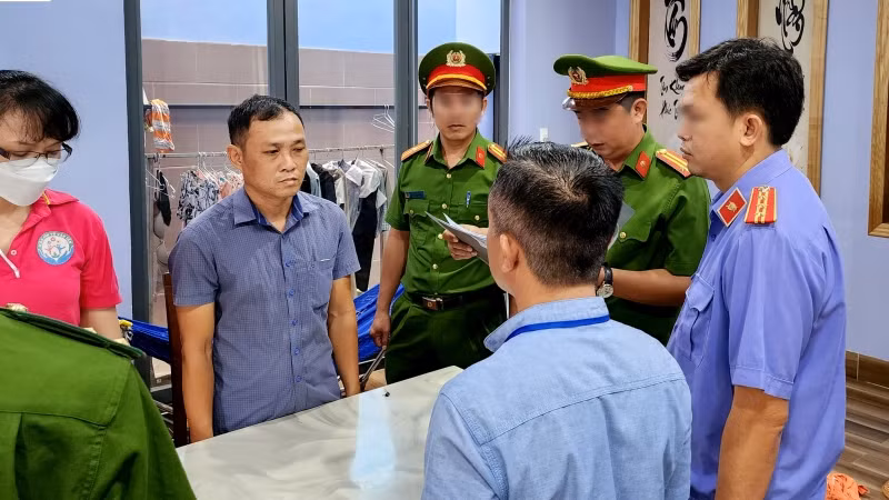 Bị can Nguyễn Ngọc Khương (thứ hai từ trái qua, đối diện). (Ảnh: Viện Kiểm sát nhân dân Bình Thuận)
