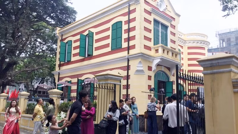 Biệt thự số 49 phố Trần Hưng Đạo-46 phố Hàng Bài đã cơ bản hoàn thành công tác trùng tu bên ngoài.