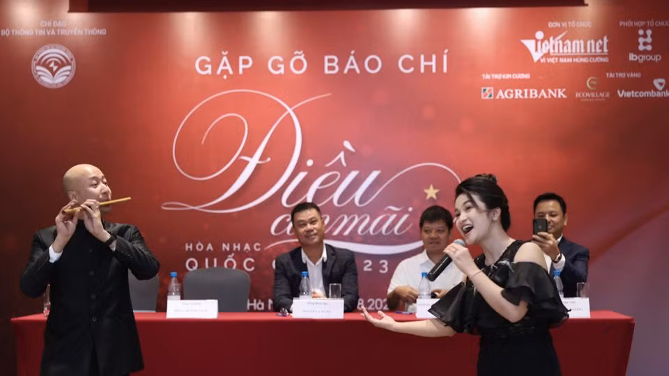 Nhạc trưởng Đồng Quang Vinh và ca sĩ Đỗ Tố Hoa cùng biểu diễn tại buổi gặp gỡ báo chí. (Ảnh: Anh Dũng)