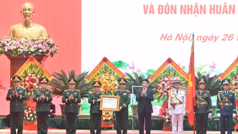 Chủ tịch nước Lương Cường trao Huân Chương Hồ Chí Minh cho lực lượng Dân quân tự vệ Việt Nam.