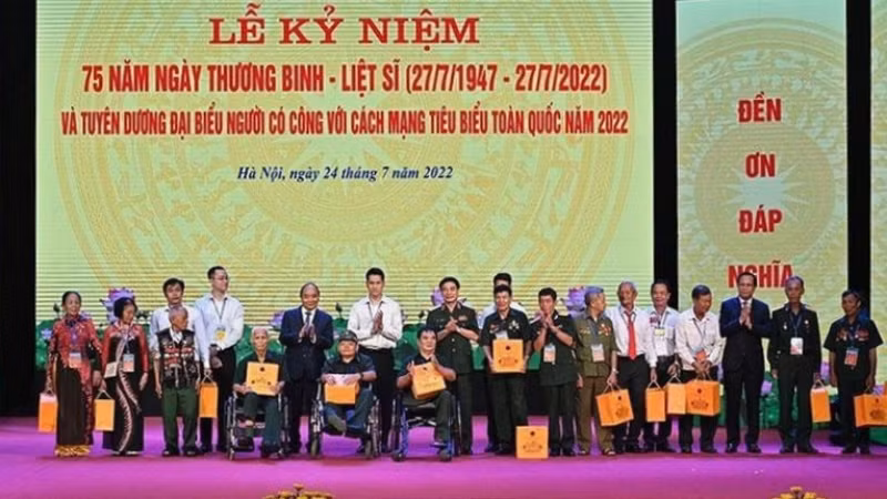 Chủ tịch nước Nguyễn Xuân Phúc; lãnh đạo Đảng, Nhà nước tặng quà đại diện đại biểu người có công với cách mạng tại Lễ kỷ niệm 75 năm Ngày Thương binh-Liệt sĩ và tuyên dương đại biểu người có công với cách mạng tiêu biểu toàn quốc năm 2022, ngày 24/7/2022. (Ảnh: Đăng Khoa)