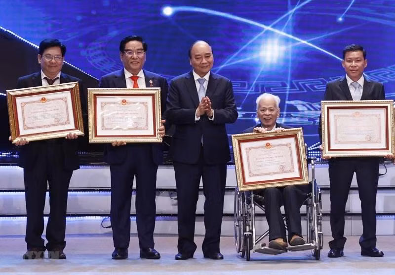 Chủ tịch nước Nguyễn Xuân Phúc trao Giải thưởng Hồ Chí Minh cho tác giả, đại diện tác giả, đại diện đồng tác giả của 12 công trình, cụm công trình được tặng Giải thưởng Hồ Chí Minh. (Ảnh: Thống Nhất/TTXVN) Chủ tịch nước Nguyễn Xuân Phúc trao Giải thưởng Hồ Chí Minh cho tác giả, đại diện tác giả, đại diện đồng tác giả của 12 công trình, cụm công trình được tặng Giải thưởng Hồ Chí Minh. (Ảnh: Thống Nhất/TTXVN)