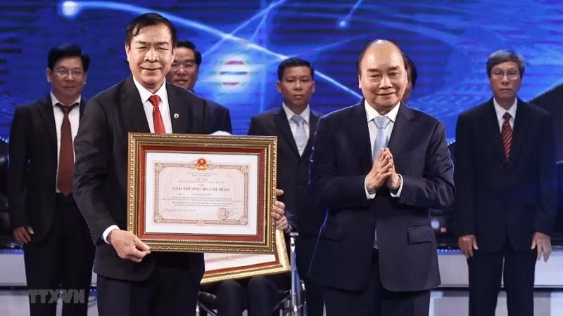 Chủ tịch nước Nguyễn Xuân Phúc trao Giải thưởng Hồ Chí Minh cho tác giả, đại diện tác giả, đại diện đồng tác giả của 12 công trình, cụm công trình được tặng Giải thưởng Hồ Chí Minh. (Ảnh: Thống Nhất/TTXVN) Chủ tịch nước Nguyễn Xuân Phúc trao Giải thưởng Hồ Chí Minh cho tác giả, đại diện tác giả, đại diện đồng tác giả của 12 công trình, cụm công trình được tặng Giải thưởng Hồ Chí Minh. (Ảnh: Thống Nhất/TTXVN)