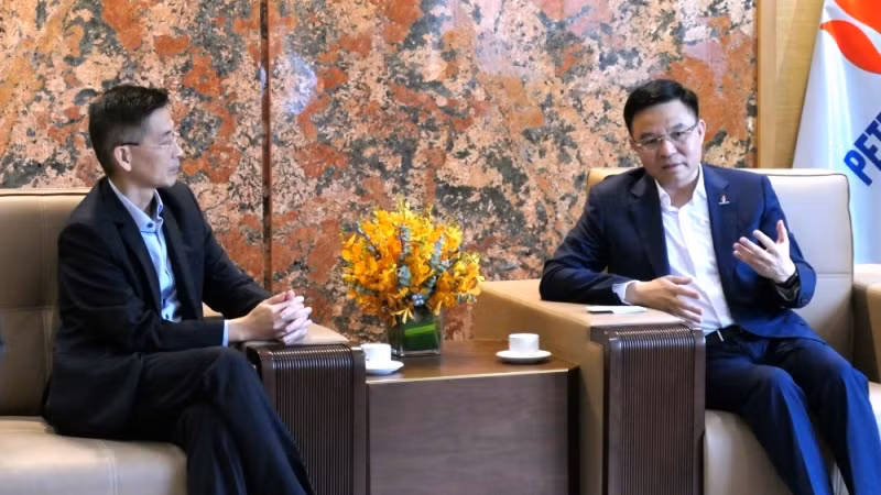 Tổng Giám đốc Petrovietnam Lê Mạnh Hùng trao đổi cùng ông Wong Kim Yin, Tổng Giám đốc Sembcorp Industries (Singapore) về hợp tác phát triển năng lượng xanh.