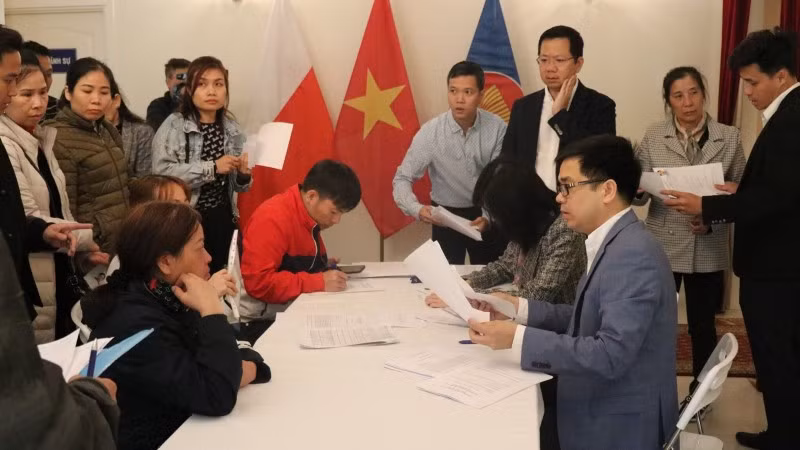 Đại sứ quán Việt Nam tại Ba Lan hỗ trợ bà con người Việt bị ảnh hưởng bởi vụ cháy Trung tâm thương mại Marywilska.