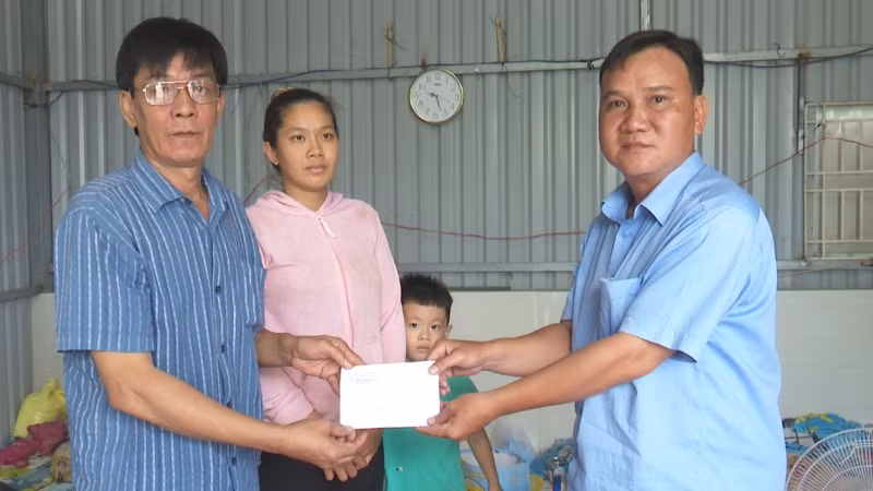 Phó Chủ tịch Ủy ban nhân dân xã Tân Phú Đông Lê Văn Giàu đến trao tiền hỗ trợ cho gia đình có nhà bị sụp xuống sông. Phó Chủ tịch Ủy ban nhân dân xã Tân Phú Đông Lê Văn Giàu đến trao tiền hỗ trợ cho gia đình có nhà bị sụp xuống sông.