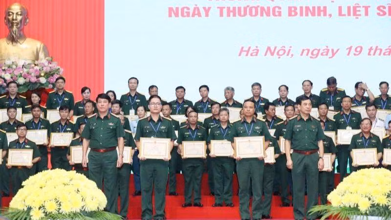 Đại tướng Phan Văn Giang và Đại tướng Lương Cường trao Bằng khen của Bộ trưởng Quốc phòng tặng 150 đại biểu người có công và thân nhân liệt sĩ đang công tác trong quân đội, vì đã có thành tích xuất sắc trong công tác.