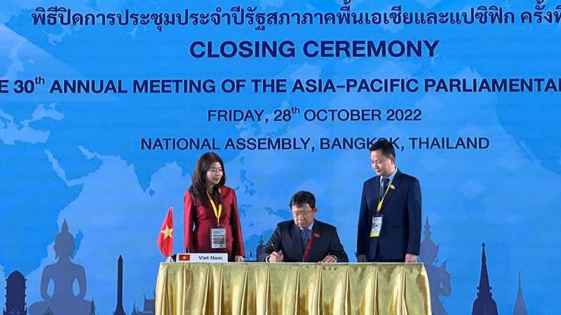 Đại diện đoàn Việt Nam ký Tuyên bố chung của Hội nghị. Đại diện đoàn Việt Nam ký Tuyên bố chung của Hội nghị.