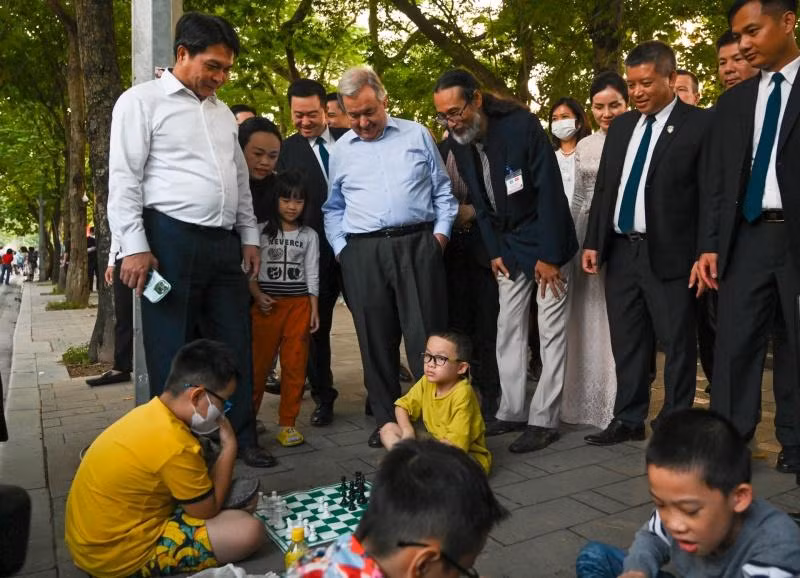 Tổng Thư ký Liên hợp quốc António Guterres xem trẻ em chơi cờ tại không gian phố đi bộ Hồ Hoàn Kiếm. Tổng Thư ký Liên hợp quốc António Guterres xem trẻ em chơi cờ tại không gian phố đi bộ Hồ Hoàn Kiếm.
