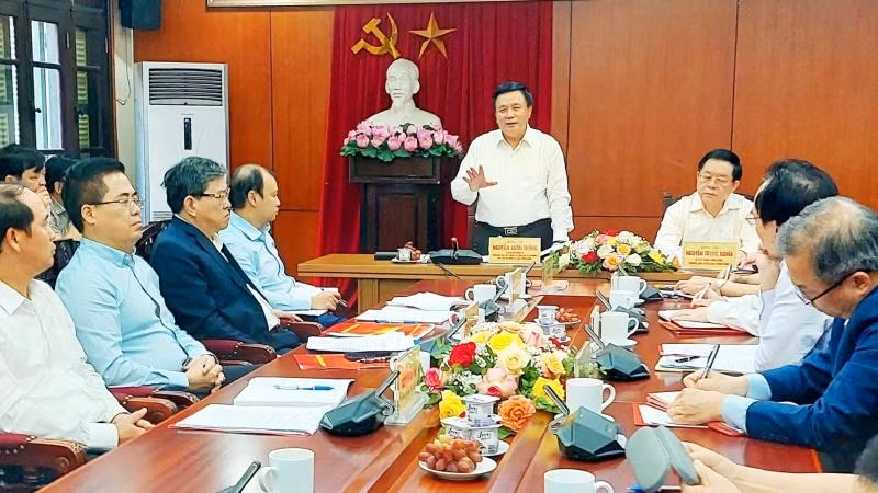 Đồng chí Nguyễn Xuân Thắng phát biểu tại buổi làm việc. 