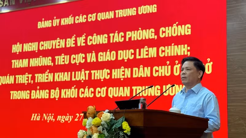 Đồng chí Nguyễn Văn Thể, Ủy viên Trung ương Đảng, Bí thư Đảng ủy Khối phát biểu kết luận Hội nghị.