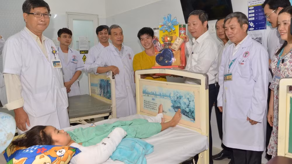 Phó Chủ tịch Ủy ban nhân dân Thành phố Hồ Chí Minh đã đến thăm, động viên và chuyển những món quà tặng của lãnh đạo Thành phố Hồ Chí Minh cho bệnh nhi L.Ph.O. Phó Chủ tịch Ủy ban nhân dân Thành phố Hồ Chí Minh đã đến thăm, động viên và chuyển những món quà tặng của lãnh đạo Thành phố Hồ Chí Minh cho bệnh nhi L.Ph.O.