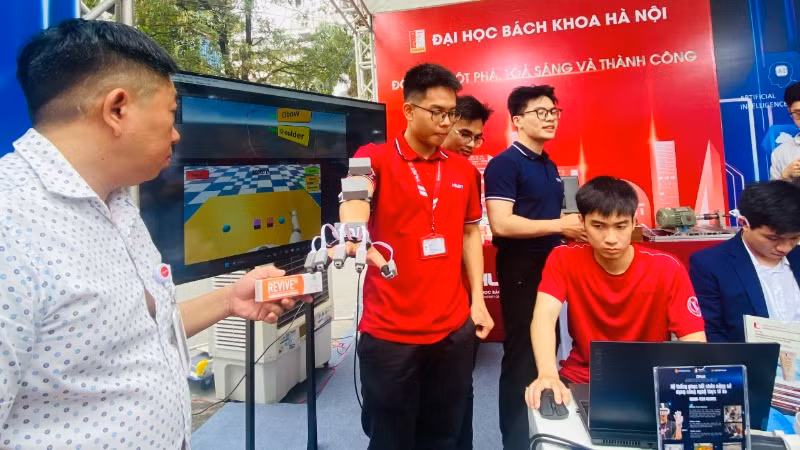 Đại học Bách khoa Hà Nội giới thiệu các sản phẩm từ nhiều đề tài nghiên cứu khoa học công nghệ về sức khỏe.