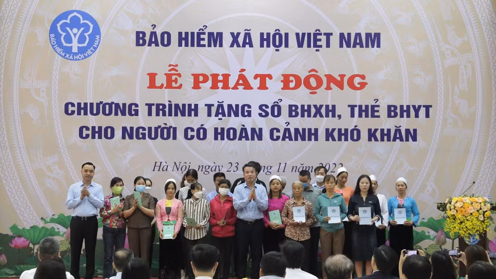Tổng Giám đốc Nguyễn Thế Mạnh và Phó Chủ tịch chuyên trách Hội đồng quản lý Bảo hiểm xã hội Việt Nam Nguyễn Văn Cường trao sổ bảo hiểm xã hội và thẻ bảo hiểm y tế tặng người dân có hoàn cảnh khó khăn tại điểm cầu Bảo hiểm xã hội Việt Nam.