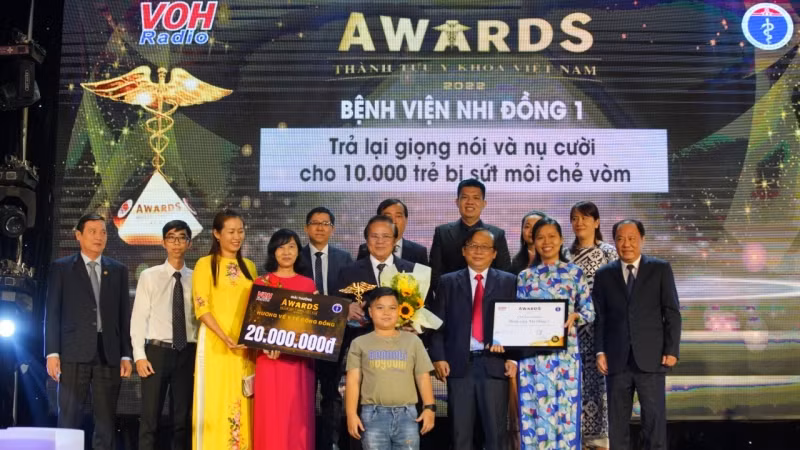 Bệnh viện Nhi đồng 1 với chương trình trả lại giọng nói và nụ cười cho 10.000 trẻ sứt môi chẻ vòm được vinh danh thành tựu y khoa năm 2022.