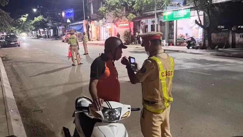Lực lượng Cảnh sát giao thông-Công an tỉnh Hòa Bình kiểm tra nồng độ cồn người tham gia giao thông cả ngày lẫn đêm.