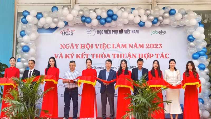 Các đại biểu cắt băng khai mạc Ngày hội việc làm năm 2023. Các đại biểu cắt băng khai mạc Ngày hội việc làm năm 2023.