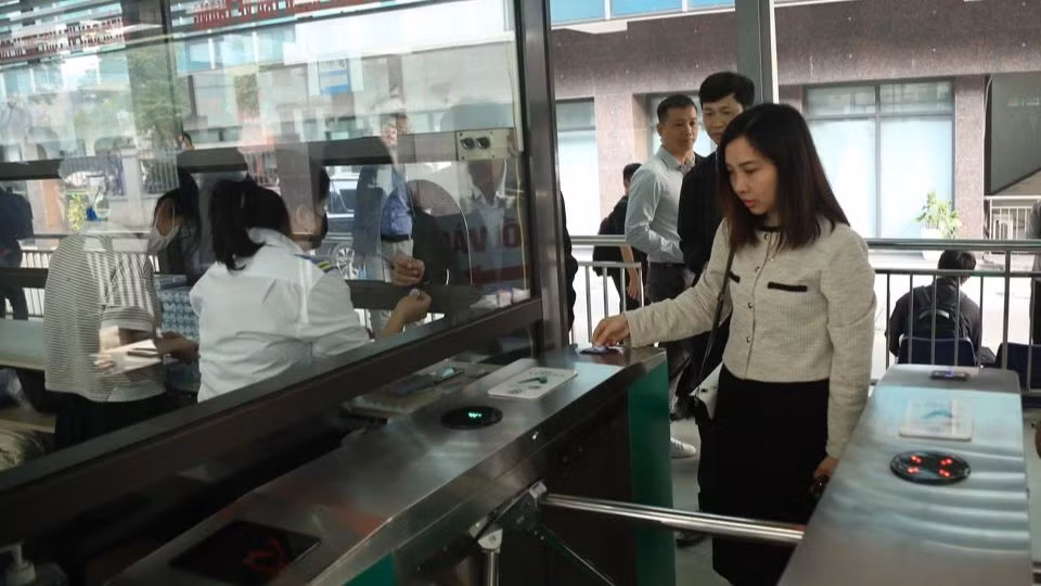 Người dân sử dụng vé điện tử để đi xe buýt.