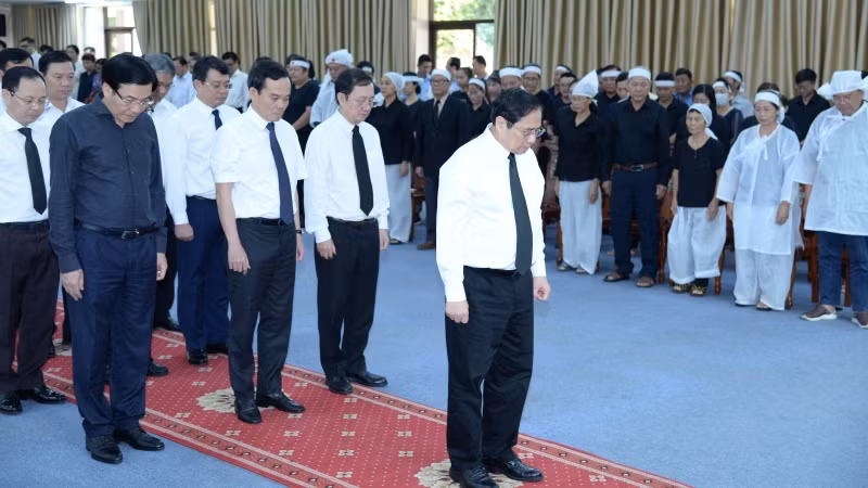 Thủ tướng Phạm Minh Chính, Phó Thủ tướng Trần Lưu Quang và Đoàn công tác Chính phủ mặc niệm trước linh cữu đồng chí Lê Phước Thọ.
