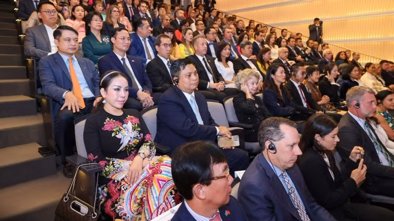 Các đại biểu, khách mời tham dự buổi lễ. Các đại biểu, khách mời tham dự buổi lễ.