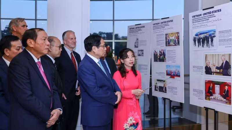 Thủ tướng Phạm Minh Chính tham quan triển lãm ảnh về quan hệ Việt Nam-Hoa Kỳ và đất nước, con người Việt Nam tại buổi lễ. Thủ tướng Phạm Minh Chính tham quan triển lãm ảnh về quan hệ Việt Nam-Hoa Kỳ và đất nước, con người Việt Nam tại buổi lễ.