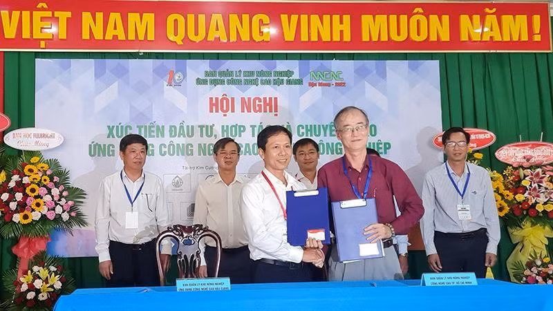 Ban Quản lý Khu Nông nghiệp công nghệ cao Hậu Giang và Thành phố Hồ Chí Minh ký biên bản ghi nhớ hợp tác.