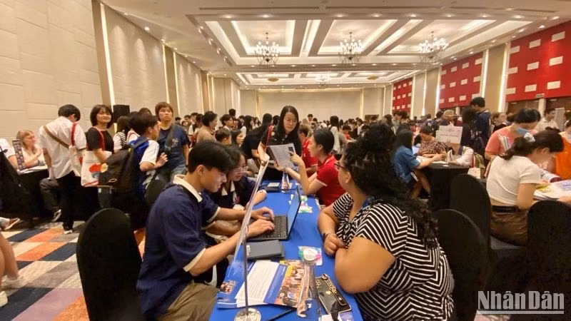 Triển lãm thu hút sự tham gia của hơn 800 học sinh. 