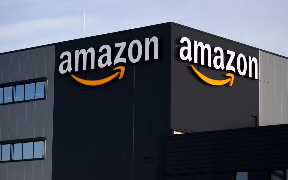Biểu tượng Amazon tại trung tâm phân phối ở Moenchengladbach, Đức. (Ảnh: AFP/TTXVN)