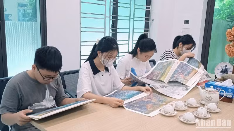 Học sinh, sinh viên các trường trên địa bàn tỉnh Thái Bình hồ hởi đón nhận quà tặng là tranh panorama chiến dịch Điện Biên Phủ ở Văn phòng đại điện Báo Nhân Dân tại tỉnh Thái Bình.