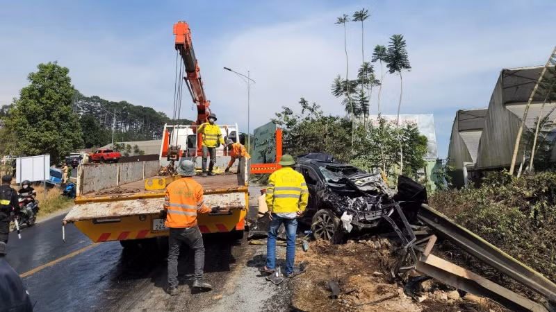 Lực lượng cứu hộ xử lý hiện trường.