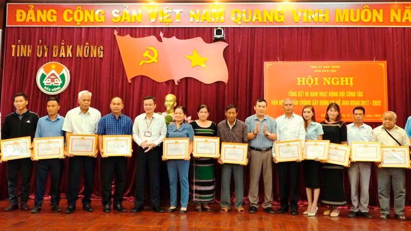 Trao Giấy khen cho các cá nhân có nhiều thành xuất sắc trong công tác vận động quần chúng xây dựng cơ sở giai đoạn 2017-2022.