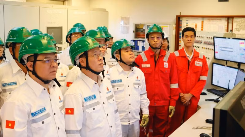 Chủ tịch nước Võ Văn Thưởng và các đại biểu tham quan phòng điều khiển của Giàn khai thác trung tâm, Công ty Liên doanh Điều hành Cửu Long (Cửu Long JOC). (Ảnh: Thống Nhất/TTXVN)