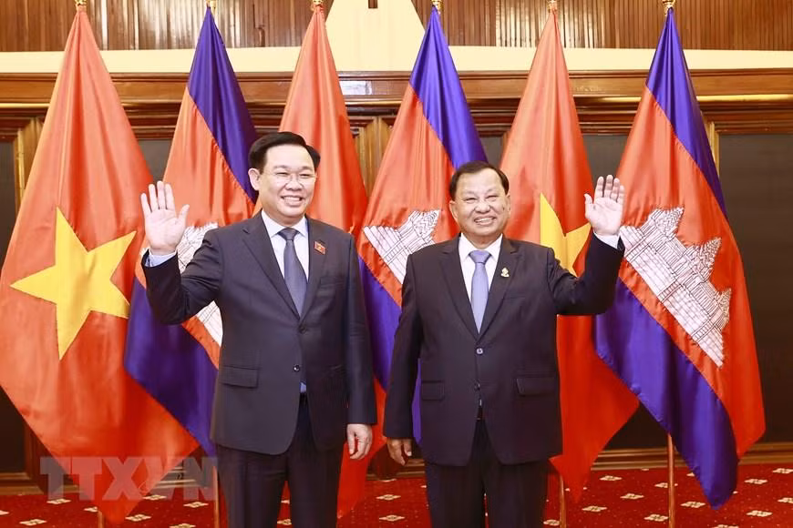 Chủ tịch Quốc hội Vương Đình Huệ và Chủ tịch Thượng viện Campuchia Samdech Say Chhum chụp ảnh chung. (Ảnh: Doãn Tấn/TTXVN)