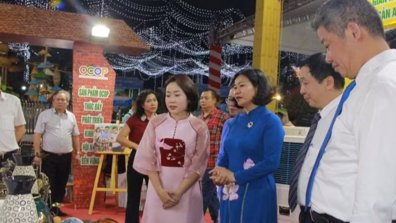 Các đại biểu thăm gian hàng tại hội chợ. (Ảnh: Khánh Duy)