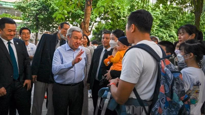 Tổng Thư ký Liên hợp quốc António Guterres trò chuyện với khách du lịch tại khu vực tuyến phố đi bộ Hồ Hoàn Kiếm. Tổng Thư ký Liên hợp quốc António Guterres trò chuyện với khách du lịch tại khu vực tuyến phố đi bộ Hồ Hoàn Kiếm.
