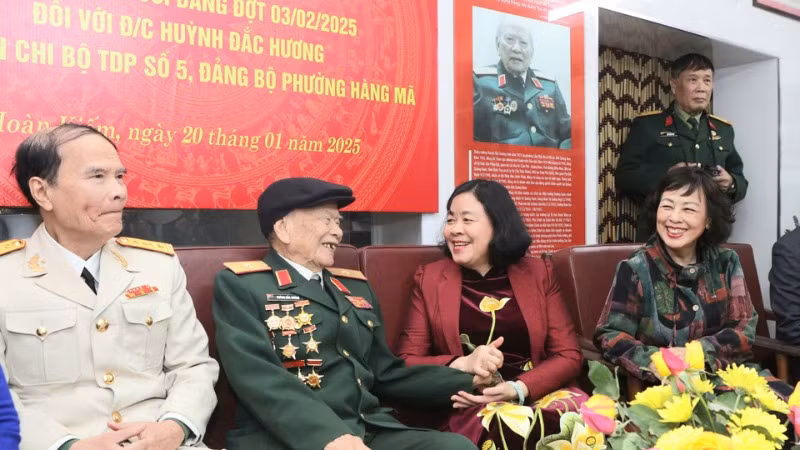 Lãnh đạo Thành ủy Hà Nội trò chuyện với Thiếu tướng Huỳnh Đắc Hương.