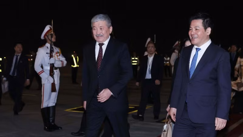 Bộ trưởng Công thương Nguyễn Hồng Diên đón Thủ tướng Kyrgyzstan Adylbek Kasimalyev tại sân bay quốc tế Nội Bài. (Ảnh: An Đăng/TTXVN)