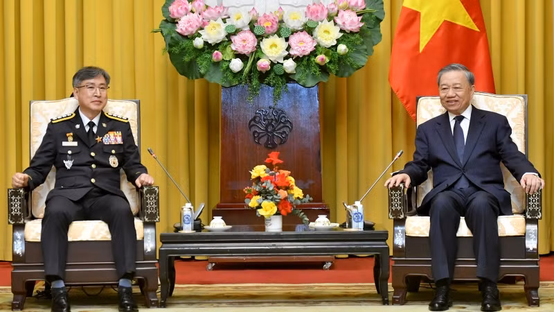 Tổng Bí thư, Chủ tịch nước Tô Lâm tiếp Tư lệnh Cơ quan Cảnh sát biển Hàn Quốc Kim Jong Uk. (Ảnh: ĐĂNG KHOA)