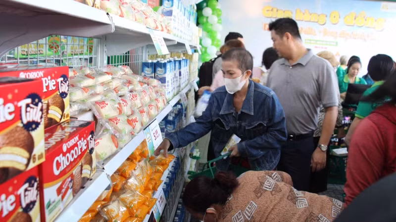 Người dân khu vực quận 7 náo nức chọn lựa hàng hóa chủ yếu là nhu yếu phẩm tại “Gian hàng 0 đồng”.