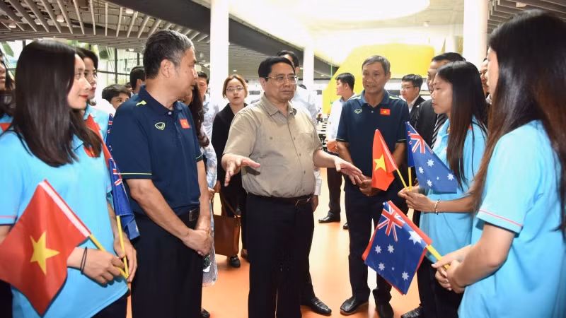 Thủ tướng Phạm Minh Chính thăm hỏi, động viên các cầu thủ đội bóng đá nữ Việt Nam và chúc Đội tuyển thi đấu thành công trong lần đầu tiên tham gia World Cup. Thủ tướng Phạm Minh Chính thăm hỏi, động viên các cầu thủ đội bóng đá nữ Việt Nam và chúc Đội tuyển thi đấu thành công trong lần đầu tiên tham gia World Cup.