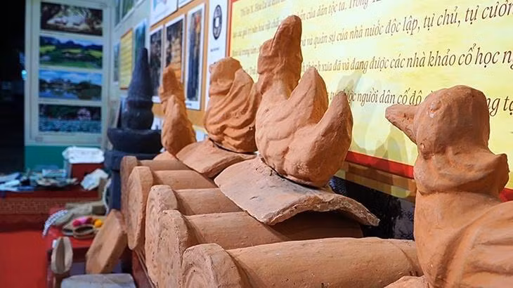 Giới thiệu gốm Bàu Trúc Ninh Thuận tại triển lãm.