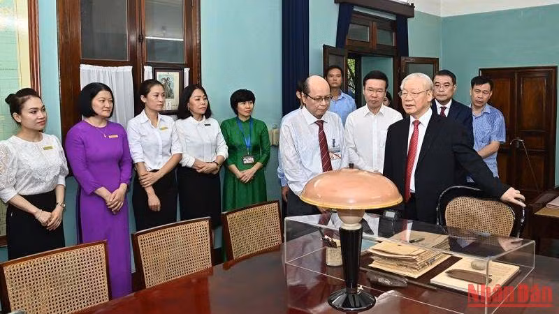 Tổng Bí thư Nguyễn Phú Trọng thăm hỏi, trò chuyện với cán bộ, nhân viên Khu Di tích Chủ tịch Hồ Chí Minh tại Phủ Chủ tịch. (Ảnh: Thủy Nguyên)