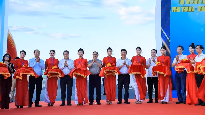 Thủ tướng Phạm Minh Chính và các đồng chí lãnh đạo cắt băng khánh thành.