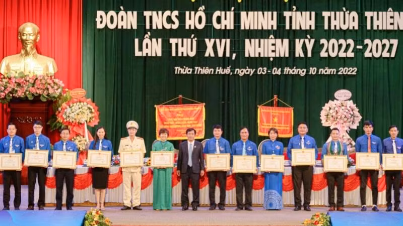 Chủ tịch UBND tỉnh Nguyễn Văn Phương tặng Bằng khen cho các tập thể và các nhân có thành tích xuất sắc trong công tác Đoàn và phong trào thanh thiếu nhi. Chủ tịch UBND tỉnh Nguyễn Văn Phương tặng Bằng khen cho các tập thể và các nhân có thành tích xuất sắc trong công tác Đoàn và phong trào thanh thiếu nhi.